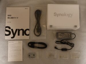 Synology DS223j 箱の中身 本体 ACアダプタ LANケーブル マニュアル 取付用ねじと金具が入っています