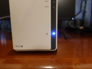 Synology DS223j 電源ボタンを押すと、LEDが点灯します